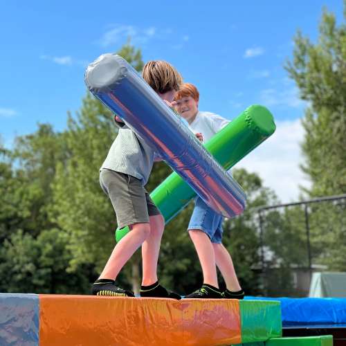 Twee jongens op de 'wipe out-baan' van het trampolinepark in Groede Podium