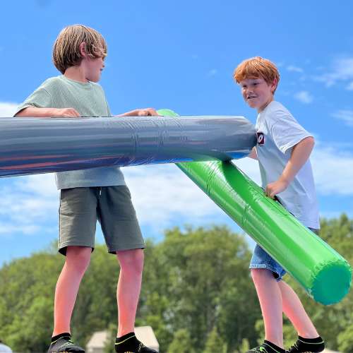 Twee jongens staan op een 'wipe out-baan' in het trampolinepark van Groede Podium