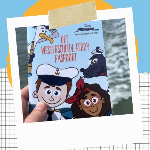 Collage met een foto van het Westerschelde Ferry kinderpaspoort in een polaroidframe. De achtergrond is decoratief lichtblauw met een gele cirkel en ruitjespapier