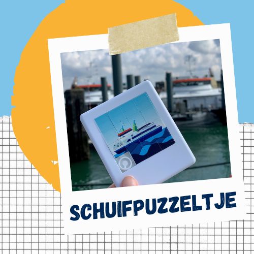 Collage met een polaroidframe met daarin een foto van een schuifpuzzeltje met op de achtergrond de Westerschelde Ferry. Achter de polaroid zit decoratief een lichtblauwe achtergrond, gele cirkel en ruitjes papier.